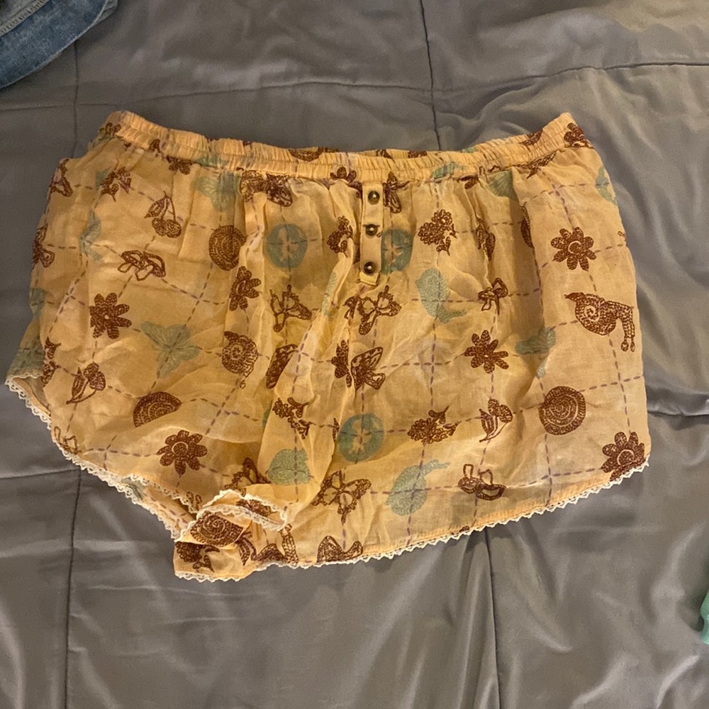 Out From Under Flowy Shorts (Size Large)